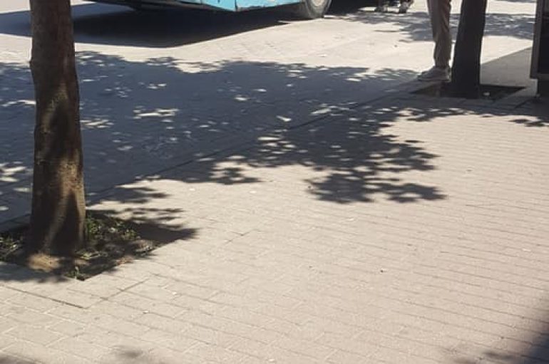 Tiranë, 30 vjeçari na zbukuron ditën me gjestin që bën ndaj një burri me aftësi të kufizuara