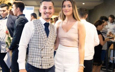 Dy binjakë mbyllin rrugëtimin e përbashkët, festojnë diplomimin