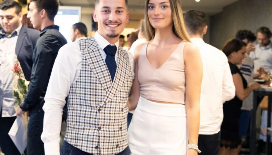 Dy binjakë mbyllin rrugëtimin e përbashkët, festojnë diplomimin