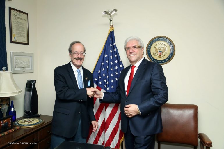 Flamuri amerikan valëvitet mbi Capitol Hill, për nder të biznesmenit dhe filantropit shqiptar Lazim Destani