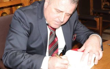 Mërgim Osmani, rrëfen si u arratis nga sistemi barbar dhe ngjitjen si shkrimtar në Vjenë pasi humbi dëgjimin