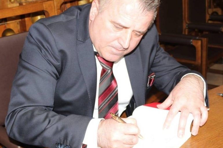 Mërgim Osmani, rrëfen si u arratis nga sistemi barbar dhe ngjitjen si shkrimtar në Vjenë pasi humbi dëgjimin