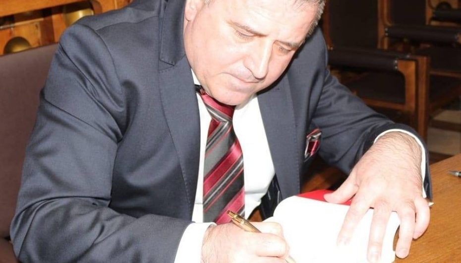 Mërgim Osmani, rrëfen si u arratis nga sistemi barbar dhe ngjitjen si shkrimtar në Vjenë pasi humbi dëgjimin