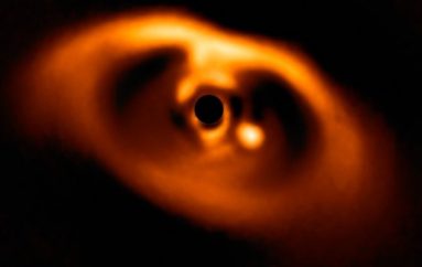 Shkencëtarët kapin imazhin e parë të një planeti që po lind