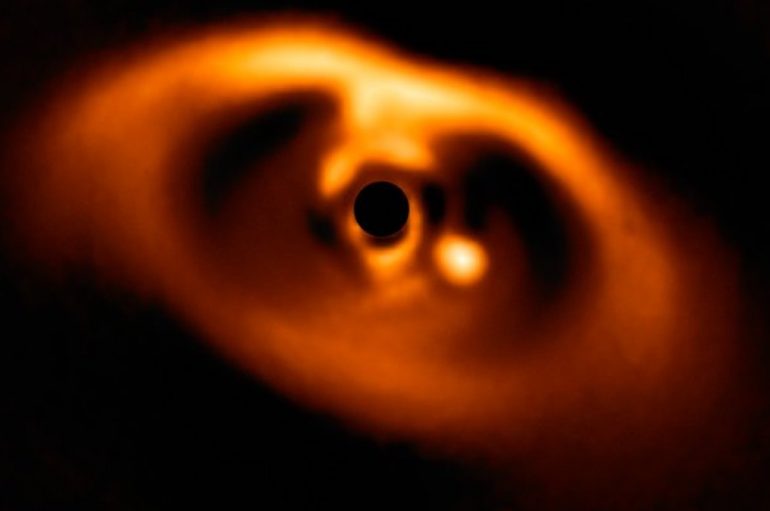 Shkencëtarët kapin imazhin e parë të një planeti që po lind