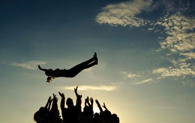 ‘’Gjithmonë mbani në mend se jeni më të guximshëm se sa besoni, më të fuqishëm se sa dukeni, dhe më të zgjuar se sa mendoni’’