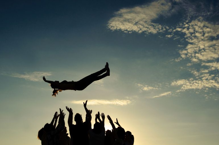 ‘’Gjithmonë mbani në mend se jeni më të guximshëm se sa besoni, më të fuqishëm se sa dukeni, dhe më të zgjuar se sa mendoni’’