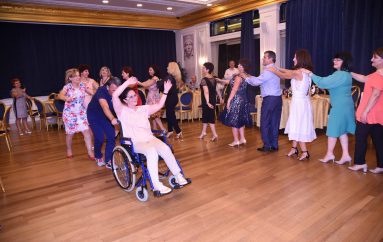 Mjekja gjirokastrite nis detyrën e re si kryetare e këshillit bbashkiak: Motivi, personat me aftësi të kufizuara