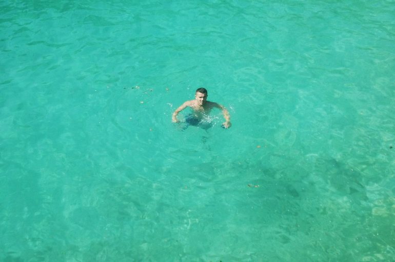  U përmbys varka, 26 vjeçari shpëton 2 pushueset në Shëngjin