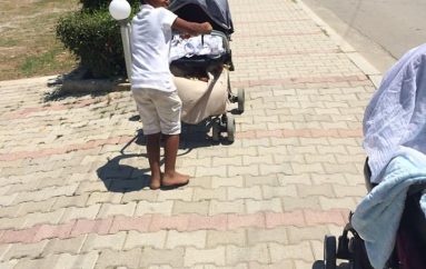 Durrës/E ëma u siguron jetesën, 10 vjeçari kujdeset për vëllanë foshnjë çdo ditë