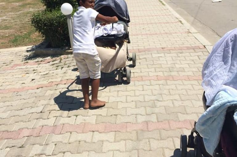 Durrës/E ëma u siguron jetesën, 10 vjeçari kujdeset për vëllanë foshnjë çdo ditë