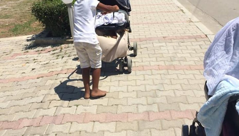 Durrës/E ëma u siguron jetesën, 10 vjeçari kujdeset për vëllanë foshnjë çdo ditë