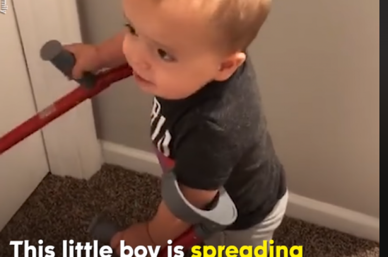 Ky djalë i vogël shpërndan buzëqeshje në të gjithë globin