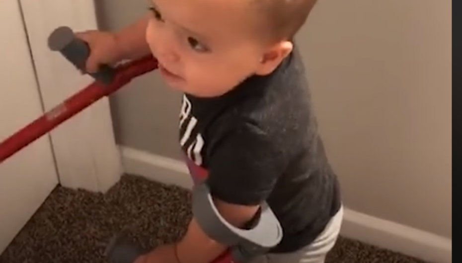 Ky djalë i vogël shpërndan buzëqeshje në të gjithë globin