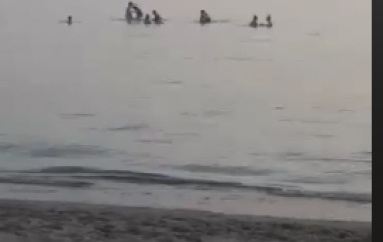 Në plazh, pas perëndimit të diellit