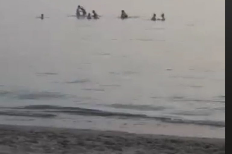 Në plazh, pas perëndimit të diellit