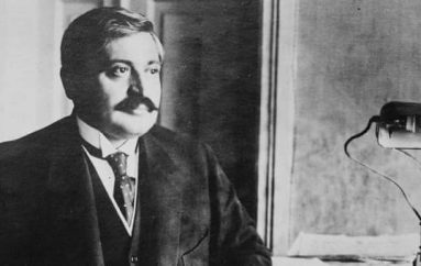 E ngritur nga dashuria, e rrëzuar nga urrejtja