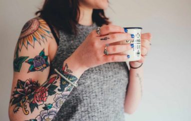 Studimi: Njerëzit nuk diskriminohen më prej tatuazheve, në vendin e punës