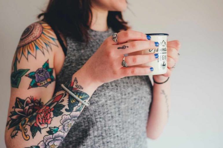 Studimi: Njerëzit nuk diskriminohen më prej tatuazheve, në vendin e punës