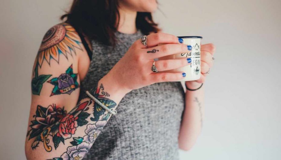Studimi: Njerëzit nuk diskriminohen më prej tatuazheve, në vendin e punës
