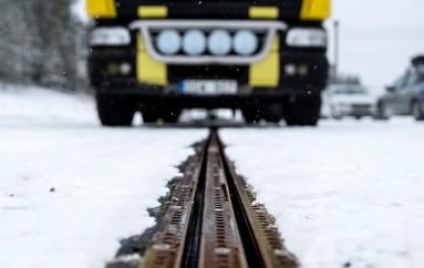 Suedi: Rruga e parë e elektrizuar në botë karikon automjetet ndërsa lëvizin