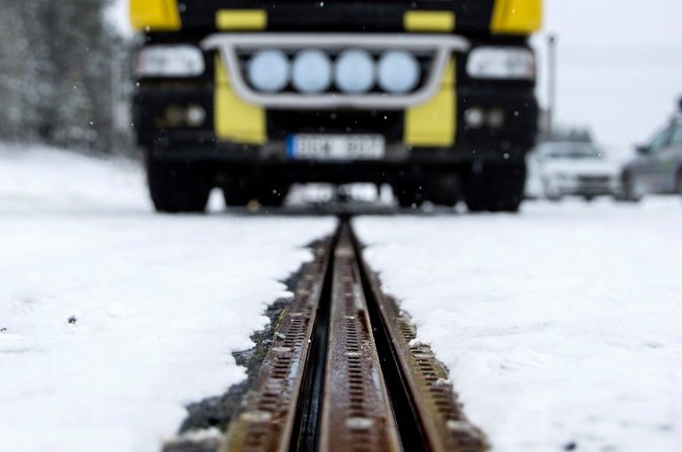 Suedi: Rruga e parë e elektrizuar në botë karikon automjetet ndërsa lëvizin