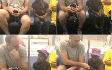 Një burrë ndan telefonin e tij me një djalë të vogël në metro