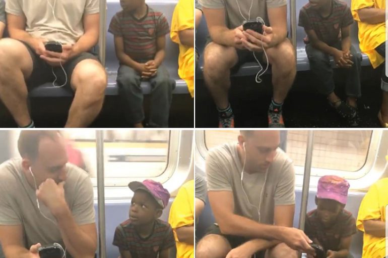 Një burrë ndan telefonin e tij me një djalë të vogël në metro