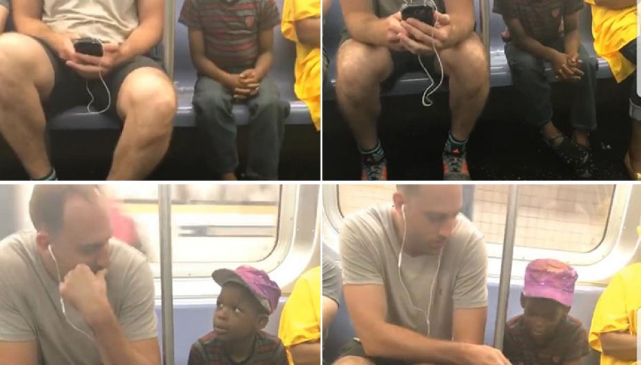 Një burrë ndan telefonin e tij me një djalë të vogël në metro