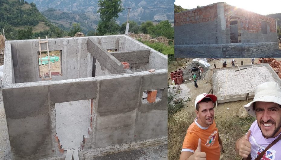 Mësimi zhvillohej në një shtëpi, 2 mësuesit ndërtojnë shkollën në fshatin e largët të Skraparit