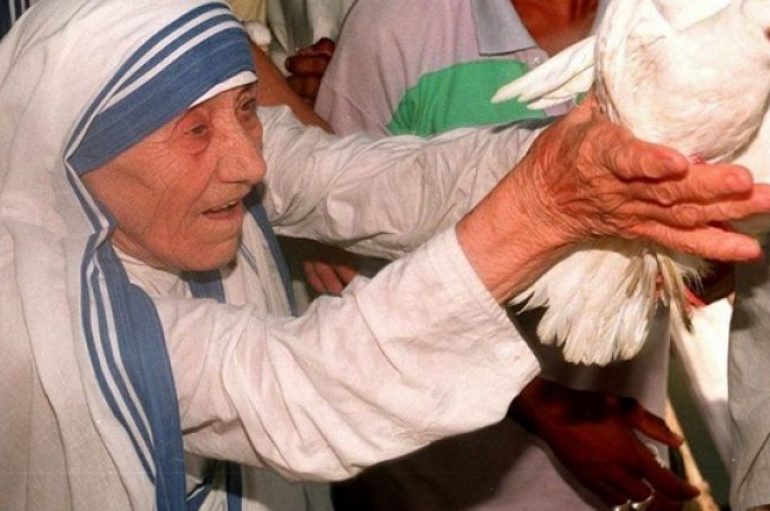 “Nëse i gjykoni njerëzit, nuk keni kohë t’i doni ata”
