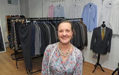 Një “look” i ri, një fillim i ri: Kostume falas për burrat e papunë