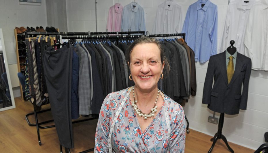 Një “look” i ri, një fillim i ri: Kostume falas për burrat e papunë