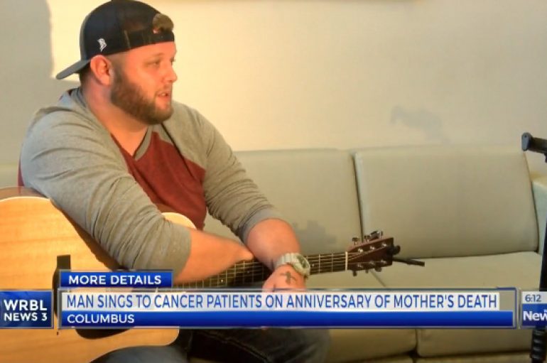 Këngëtari këndon për pacientët me kancer në përvjetorin e vdekjes së mamasë së tij