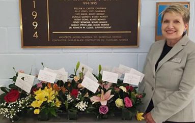 Luleshitësi dërgon buqeta me lule për gjithë stafin e një shkolle