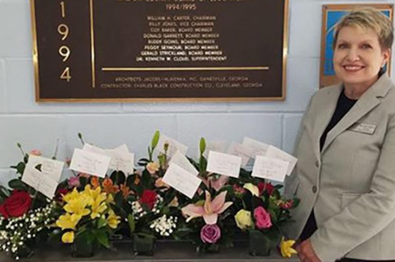 Luleshitësi dërgon buqeta me lule për gjithë stafin e një shkolle