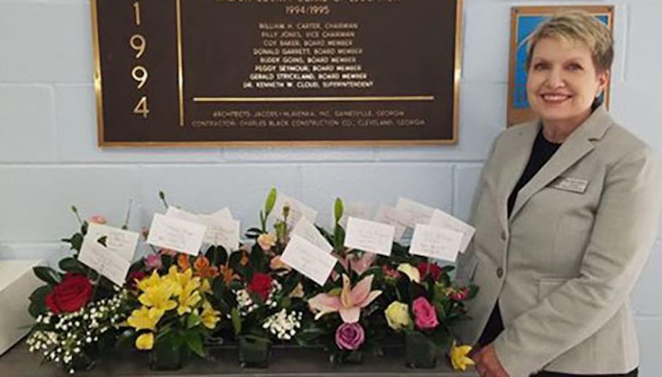 Luleshitësi dërgon buqeta me lule për gjithë stafin e një shkolle