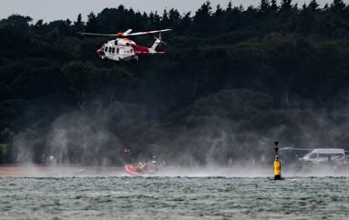 Qeni i verbër humbet në det, shpëtohet me helikopter