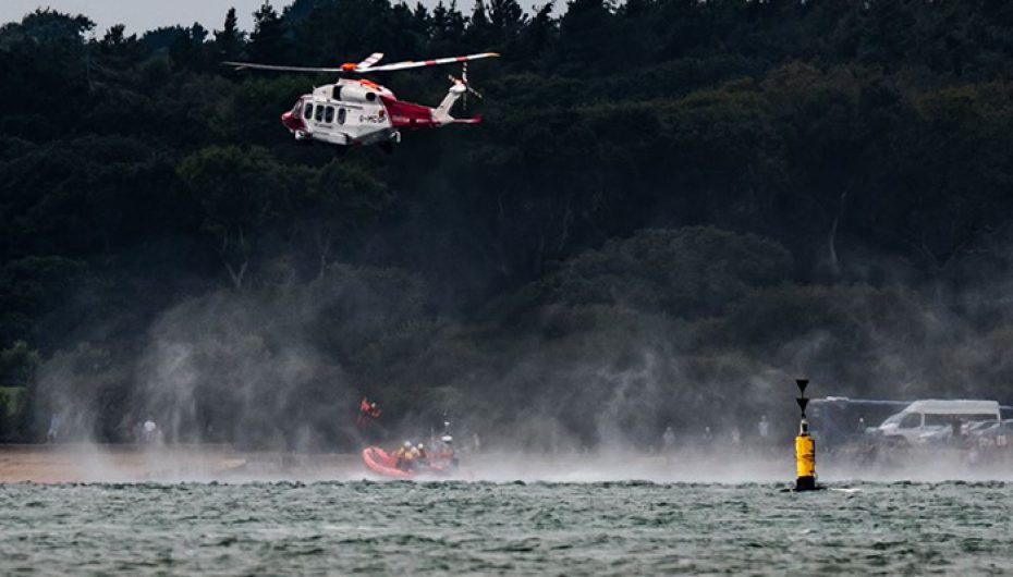 Qeni i verbër humbet në det, shpëtohet me helikopter