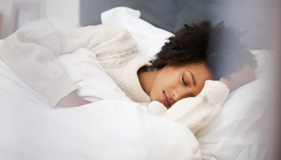 Si ndryshon nevoja e gjumit me moshën