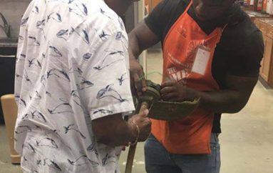 I riu ndihmon gjyshin tim të rregullojë makinën prerëse