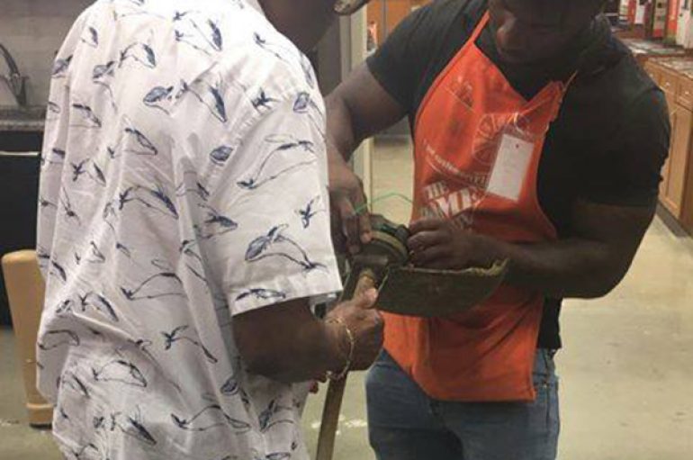 I riu ndihmon gjyshin tim të rregullojë makinën prerëse