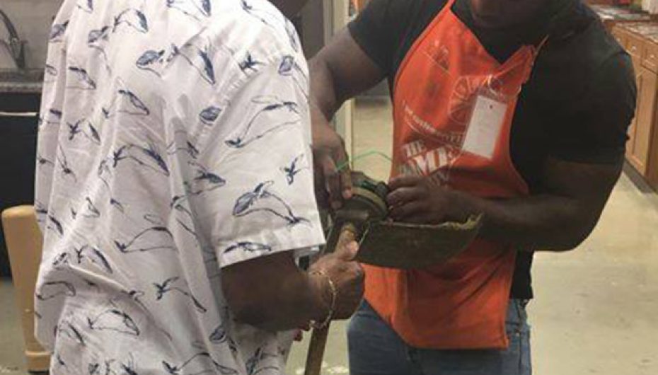 I riu ndihmon gjyshin tim të rregullojë makinën prerëse