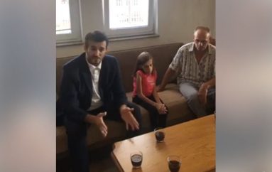 Deputeti dhuron rrogën për familjet në nevojë dhe artisten Nexhmije Pagarusha