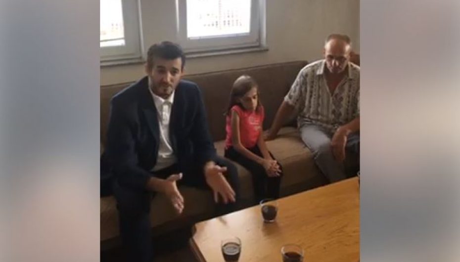 Deputeti dhuron rrogën për familjet në nevojë dhe artisten Nexhmije Pagarusha