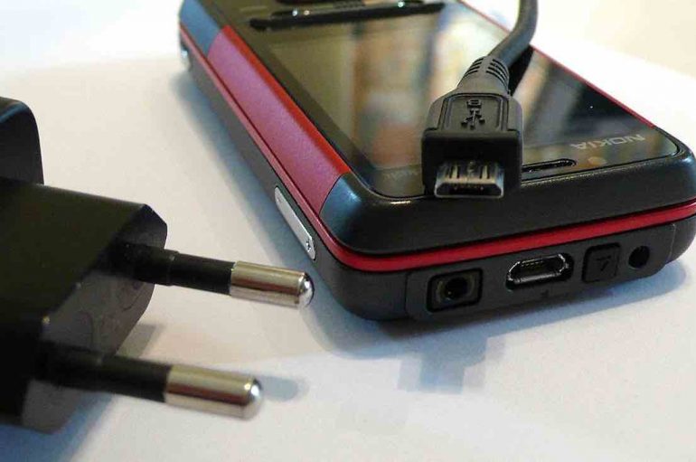 Europa mund të detyrojë kompanitë e telefonave celularë të përdorin karikuesin e standartizuar të njëjtë