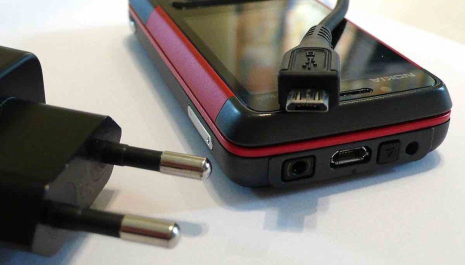 Europa mund të detyrojë kompanitë e telefonave celularë të përdorin karikuesin e standartizuar të njëjtë