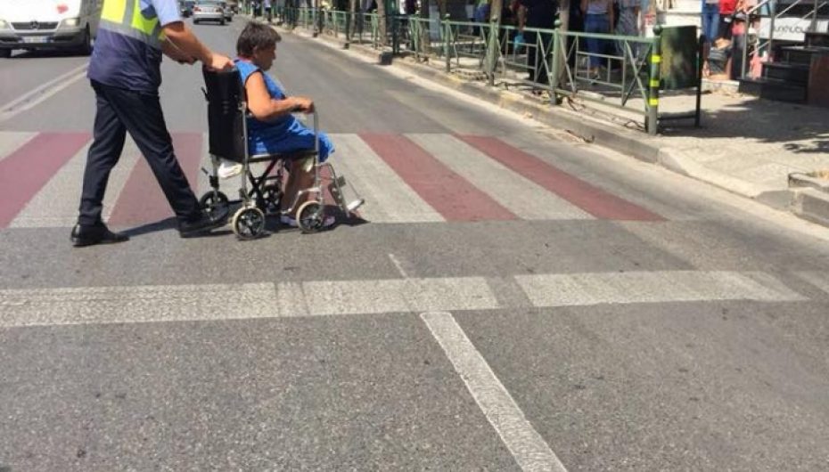 Gjesti human i efektivit, ndihmon një zonjë të kalojë rrugën