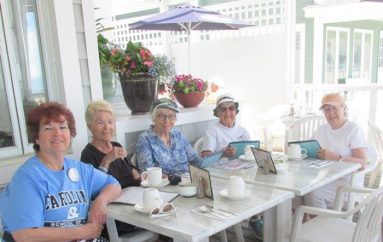 I kujtuan mamanë, këngëtari paguan faturën e  një grupi zonjash të moshuara