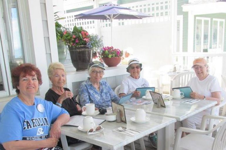 I kujtuan mamanë, këngëtari paguan faturën e  një grupi zonjash të moshuara